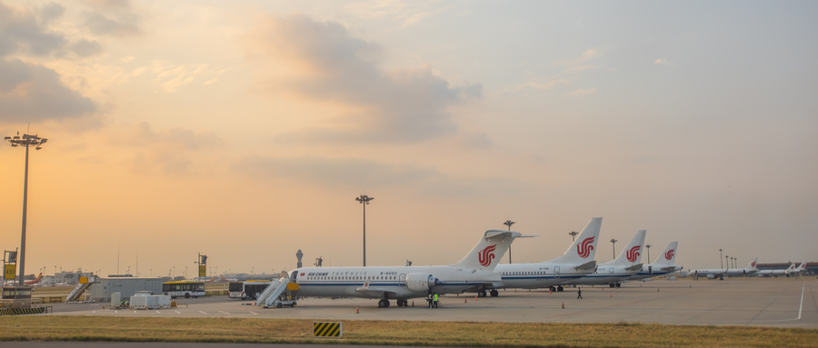 1711615713983306CC74.jpg 攝圖網_501671327_大氣北京首都機場停機坪(企業商用).jpg